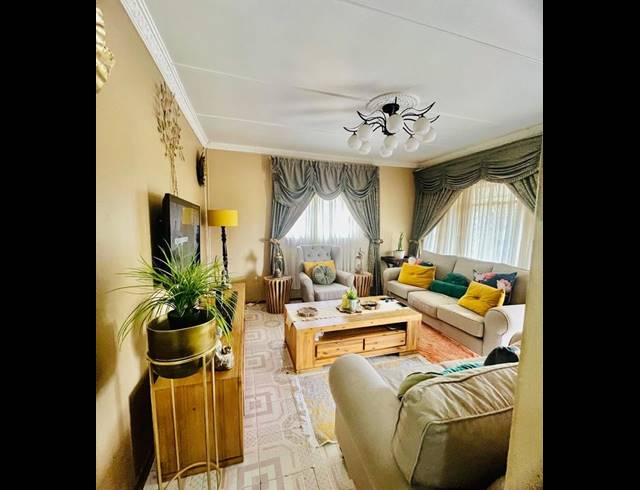 5 BEDROOM HOUSE FOR SALE IN UMLAZI